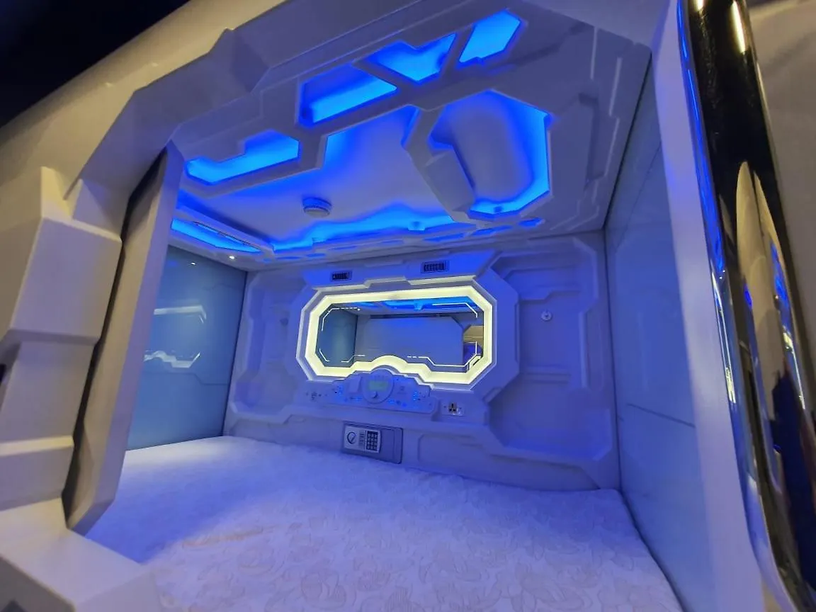 הקונטקטים של My Capsule Hotel